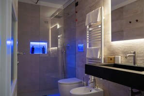 Habitación triple junior | Baño | Ducha y cabezal de ducha tipo lluvia