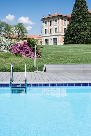 Piscina a l'aire lliure (horari: 11:00-18:30) i gandules