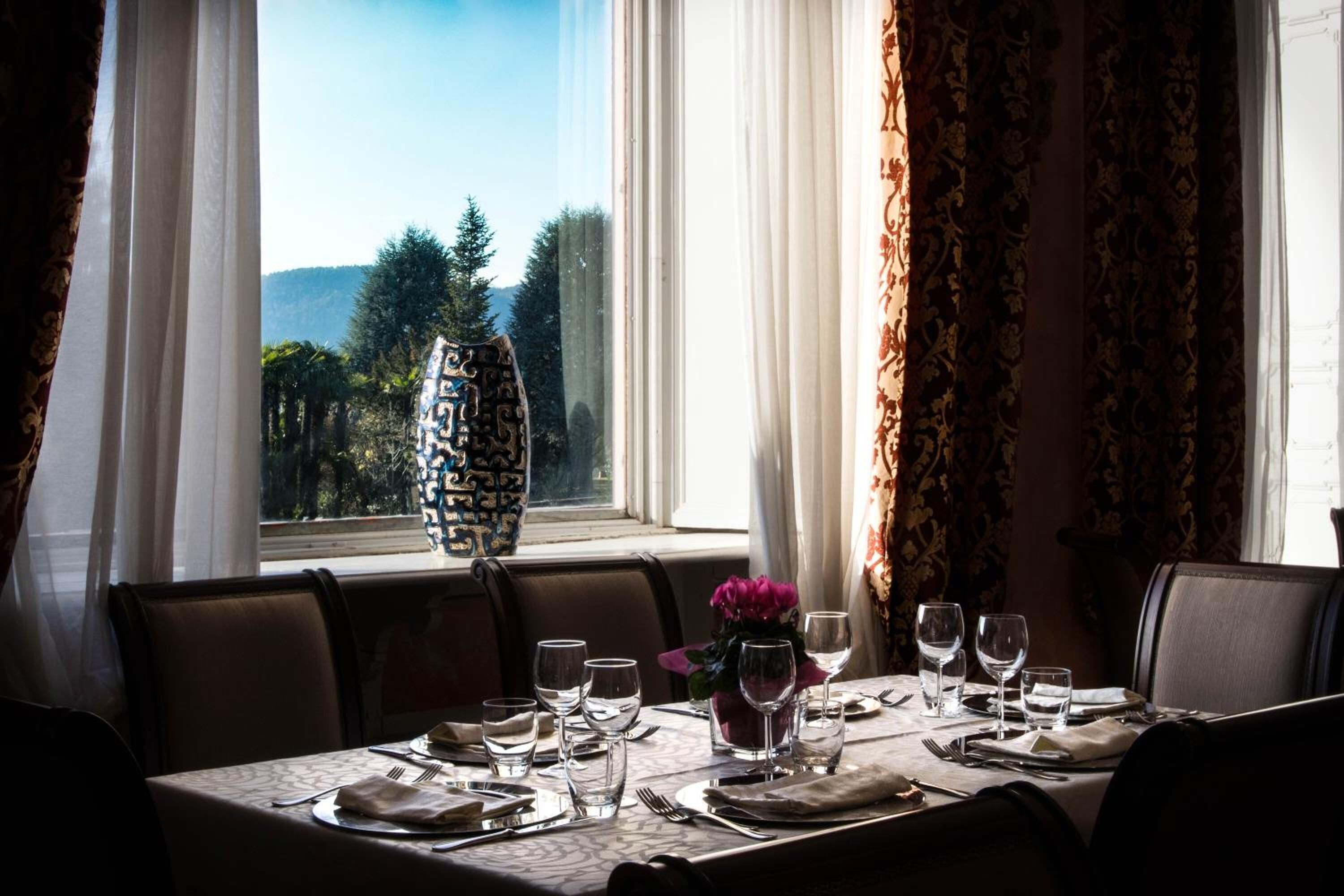 2 restaurants, pizza