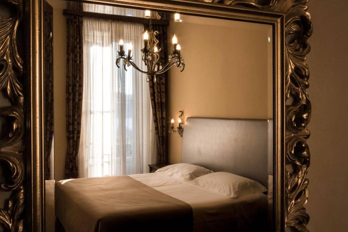 hypo-allergenic bedding, minibar, in-room safe, soundproofing