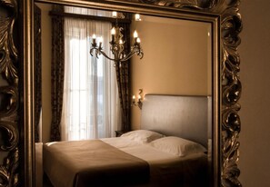 Literie hypoallergénique, minibar, coffres-forts dans les chambres