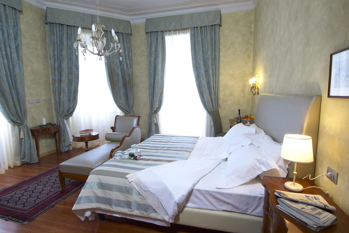 Hypo-allergenic bedding, minibar, in-room safe, soundproofing