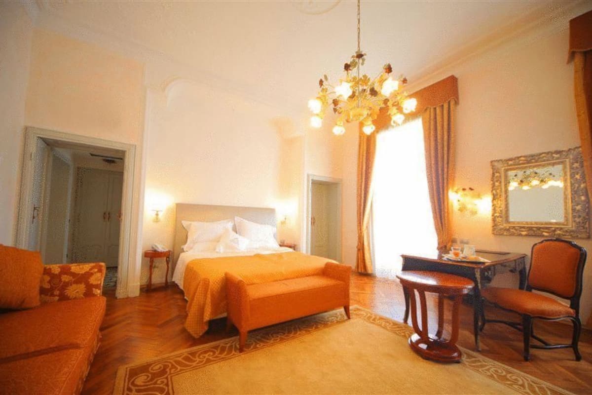 hypo-allergenic bedding, minibar, in-room safe, soundproofing