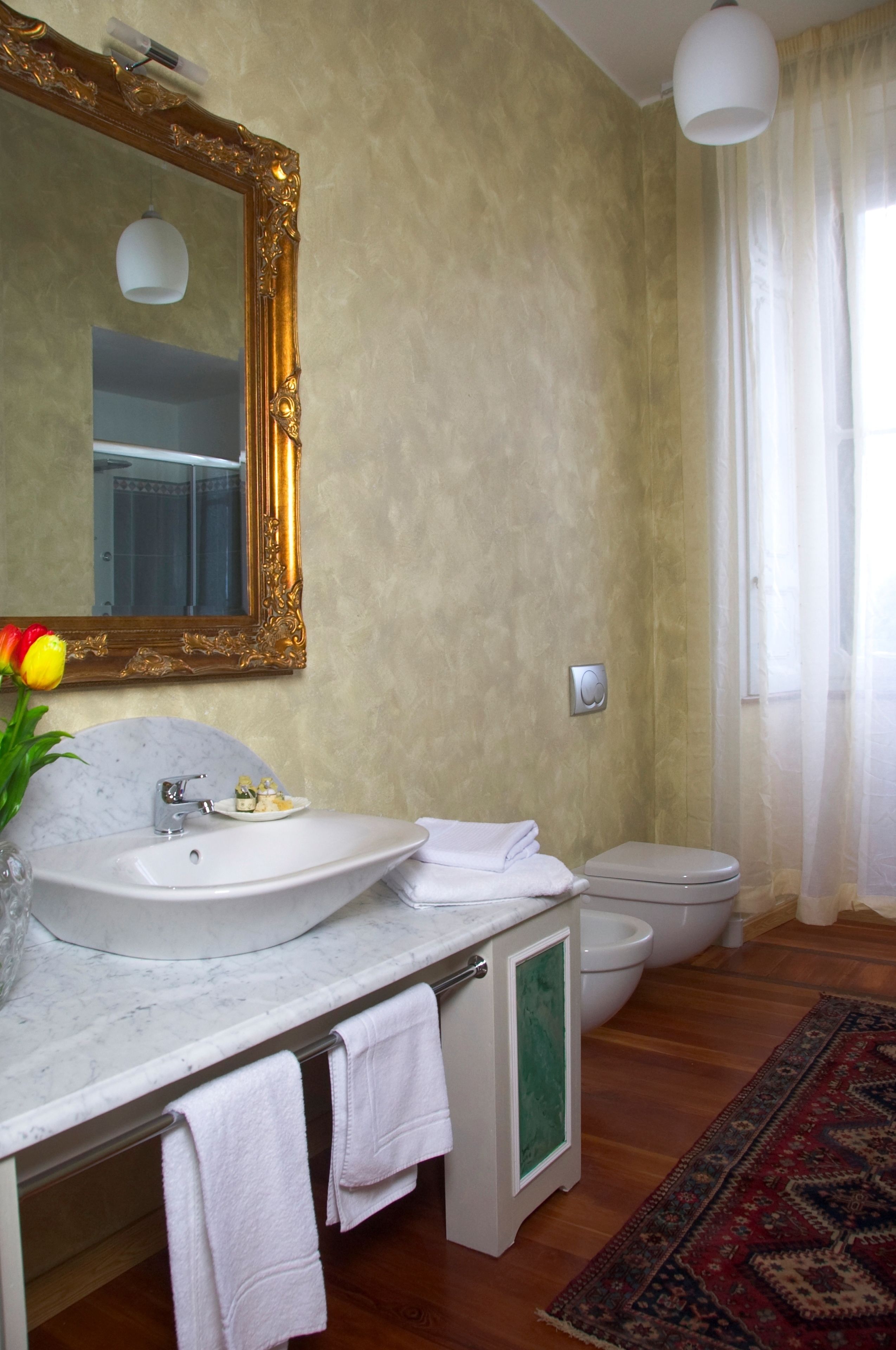 shower, free toiletries, hair dryer, bidet