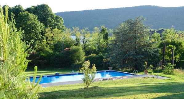 Piscine extérieure, chaises longues