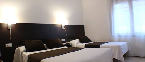 Coffres-forts dans les chambres, bureau, fer et planche à repasser