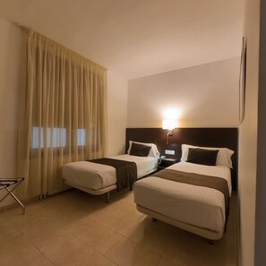 Standard Twin Room | In-room safe, desk, iron/ironing board, free WiFi - Marfany (Escaldes-Engordany)