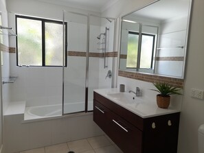 Maison mitoyenne Supérieure | Salle de bain | Ensemble douche/baignoire, sèche-cheveux, serviettes fournies, savon