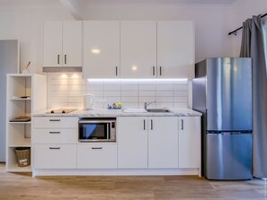 Deluxe Studio - Not Pet Friendly | Cuisine privée | Cafetière/bouilloire, bouilloire électrique
