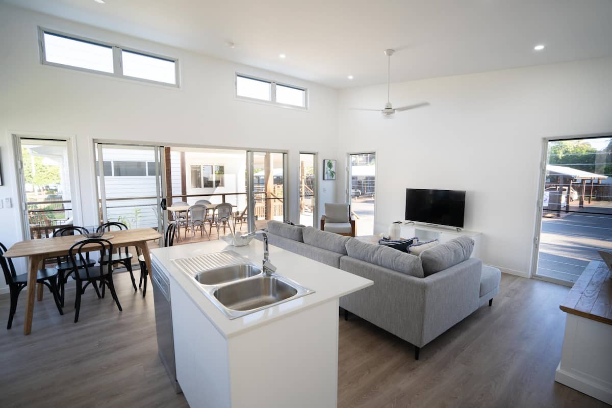 Soldier Crab Cottage - pets allowed | Iron/ironing board, WiFi (free), individually furnished, bed sheets