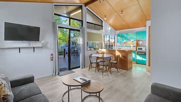 Two Bedroom Villa (1 Queen, 2 Singles) | Área de sala de estar