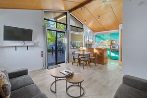 Two Bedroom Villa (1 Queen, 2 Singles) | Oleskelualue
