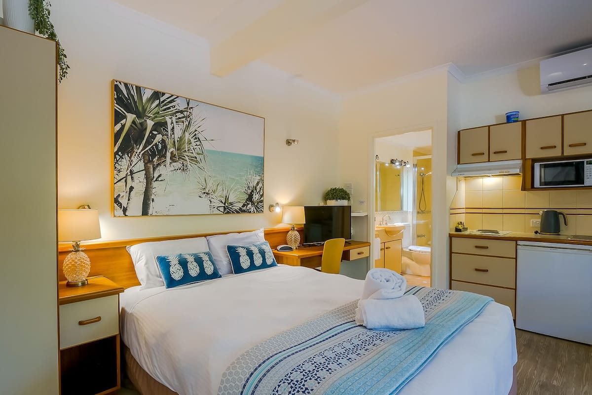 Deluxe Studio, 1 Queen Bed, Pool View - Not Pet Friendly | Ropa de cama de alta calidad y decoración personalizada