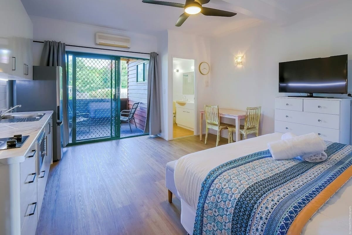 Beachside Studio (2 adults) | Premium bedding, individually decorated, individually furnished