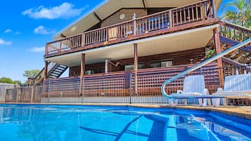 Piscina externa, guarda-sóis, espreguiçadeiras