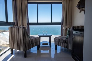 Luxury Double or Twin Room (Mafunyane) | Premium bedding, down comforters, Select Comfort beds, minibar