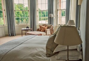 Luxe tweepersoonskamer, privébadkamer, uitzicht op rivier | Individueel gedecoreerd, individueel gemeubileerd, een bureau