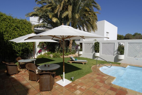 2 outdoor pools, pool umbrellas, pool loungers - miKasa Suites & Spa (Nijar)