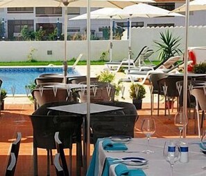 Outdoor dining - Vicentina Hotel (Aljezur)