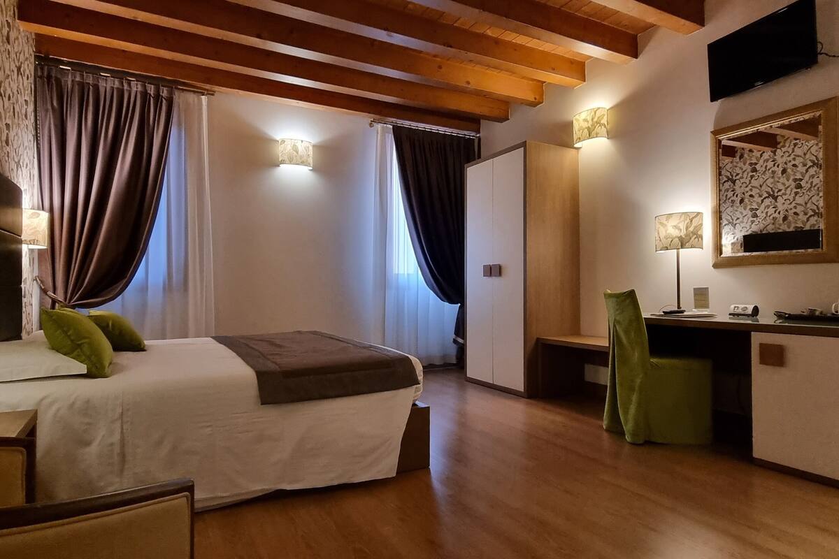 junior suite, 1 queen bed | premium bedding, down duvets, minibar, in-room safe