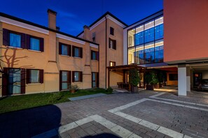 Front of property – evening/night - UnaHotels Ecohotel Villa Costanza Venezia (Mestre)