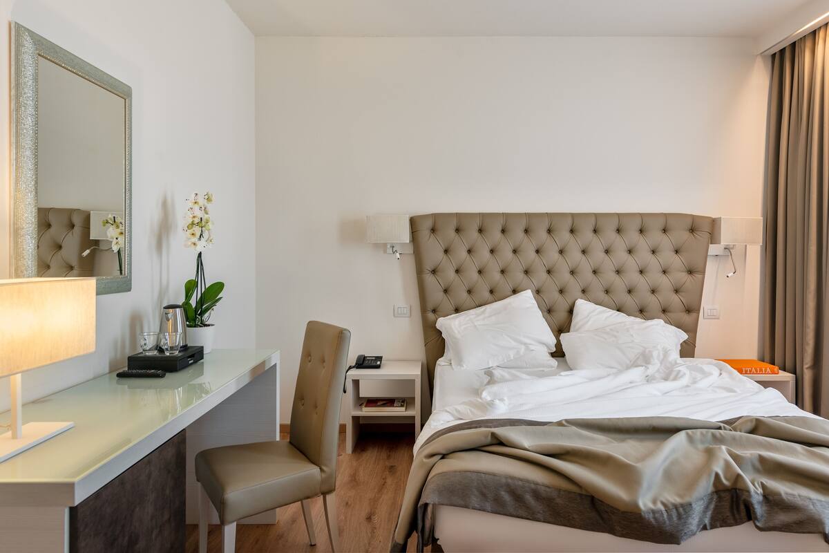 Premium bedding, down duvets, minibar, in-room safe