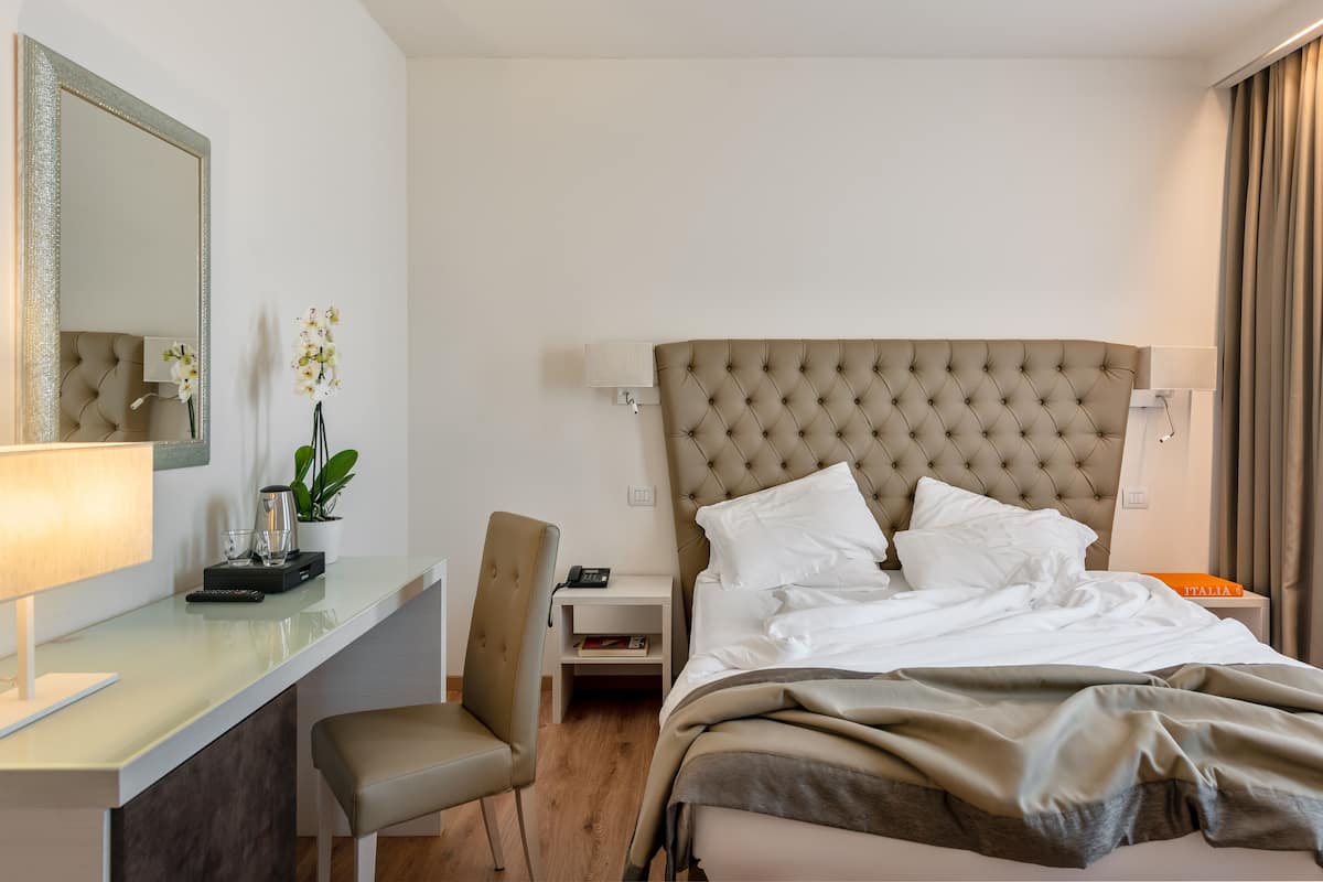 Premium bedding, down duvets, minibar, in-room safe