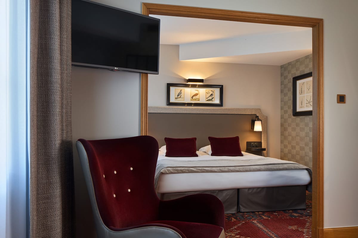 Deluxe-suite - 1 queensize-seng med sovesofa - byudsigt (Premium Room) | Premium-sengetøj, minibar, pengeskab på værelset, skrivebord