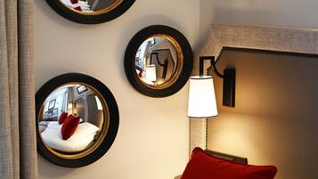 Hochwertige Bettwaren, Minibar, Zimmersafe, Schreibtisch