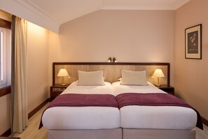 Family Room, 1 Queen Bed with Sofa bed, City View (Traditional Family Room)