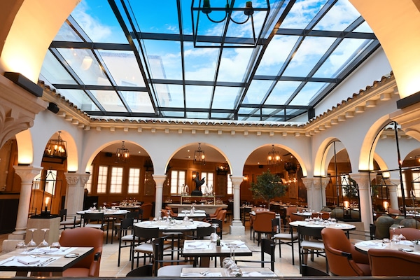 2 restaurantes, com serviço de almoço e jantar; culinária francesa