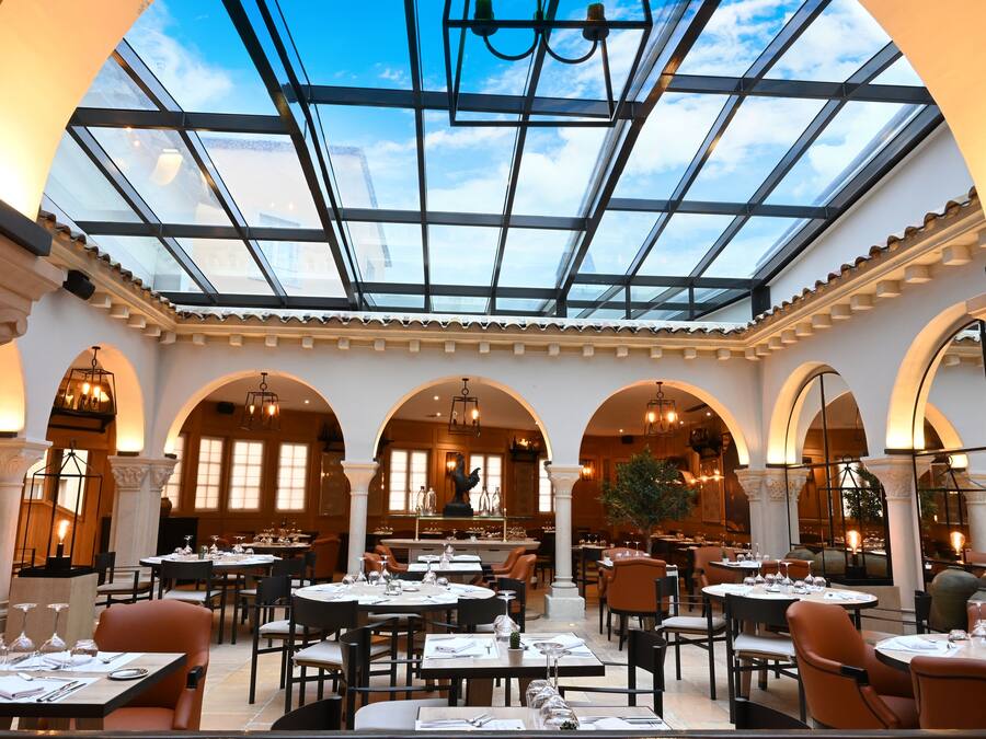 2 restaurants; lunch and dinner served