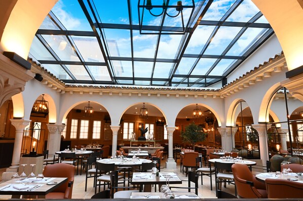 2 restaurants, lunch, dinner served; French cuisine - Hôtel Le Rempart (Tournus)