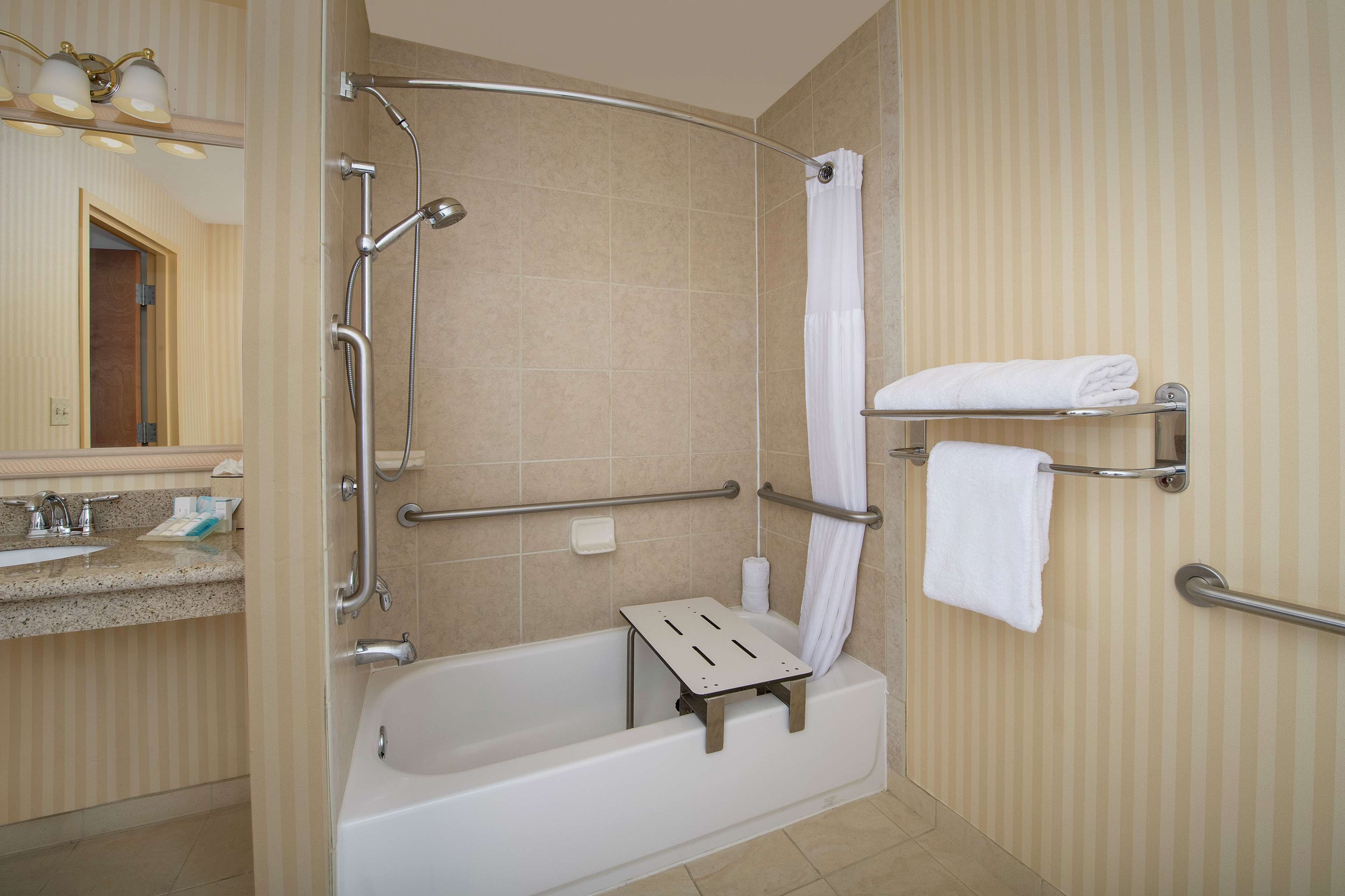combined shower/bathtub, hydromassage showerhead, free toiletries