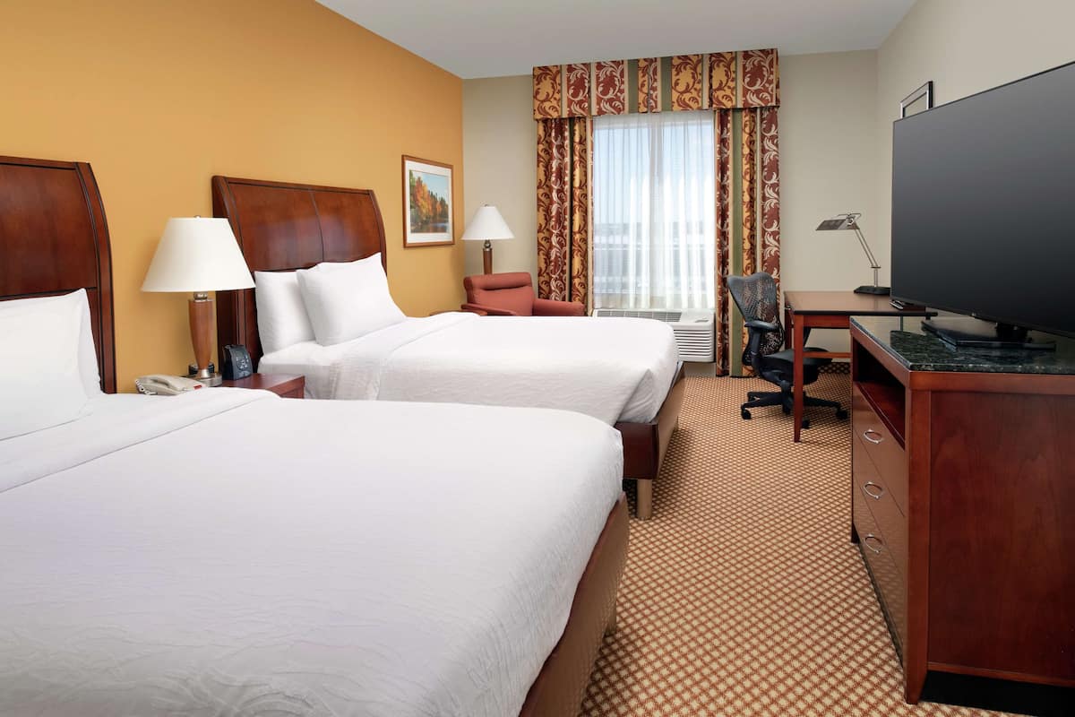 Hypo-allergenic bedding, minibar, in-room safe, desk