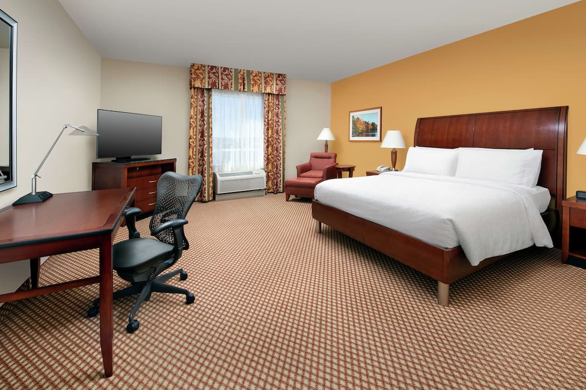 Hypo-allergenic bedding, minibar, in-room safe, desk
