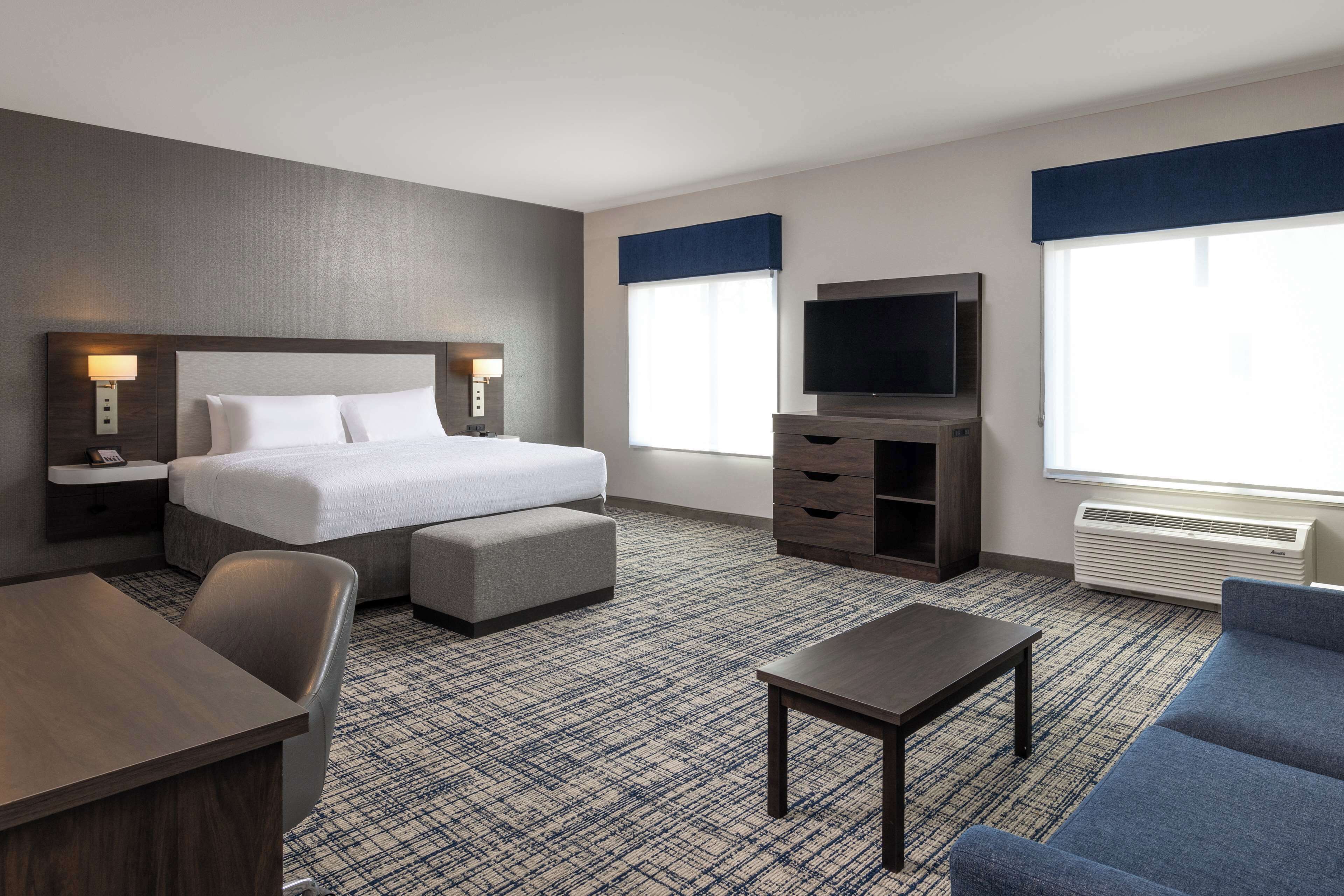 king studio whirlpool | living area | 50-inch lcd tv with cable channels, tv