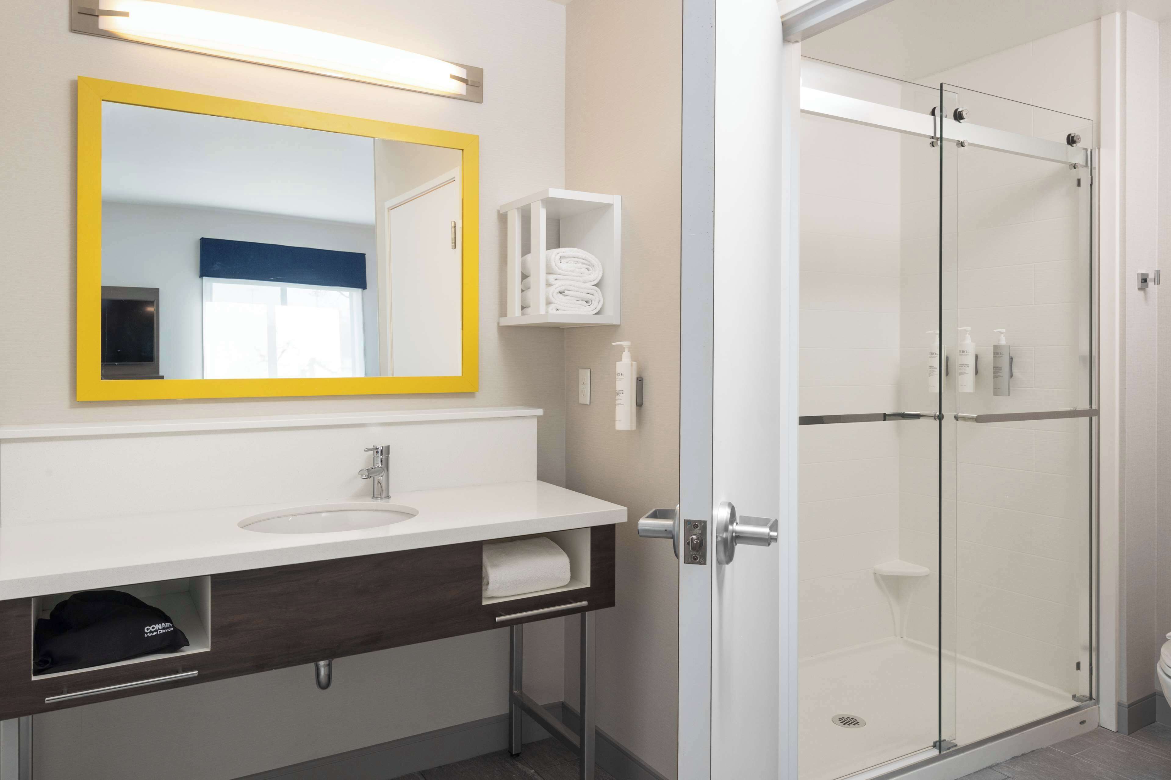 king studio whirlpool | bathroom shower