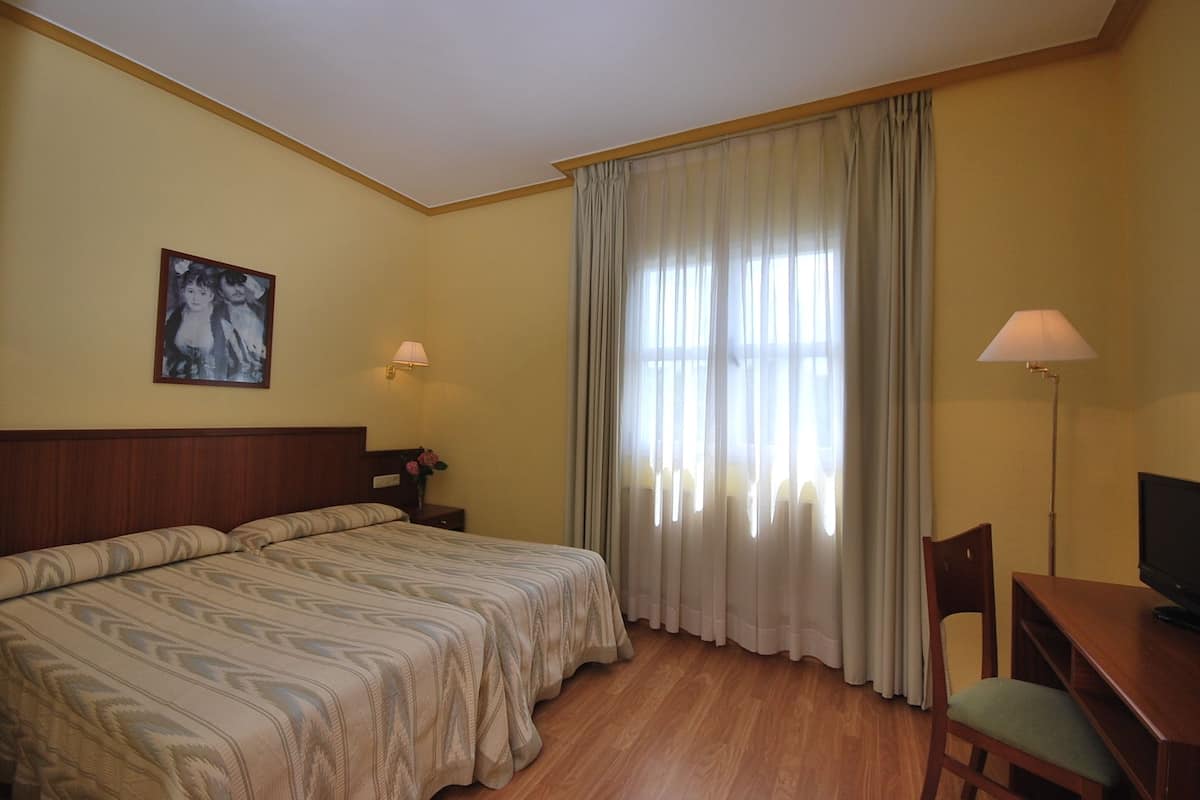 Double or Twin Room | Desk, bed sheets