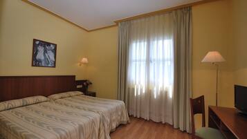 Double or Twin Room | Desk, bed sheets