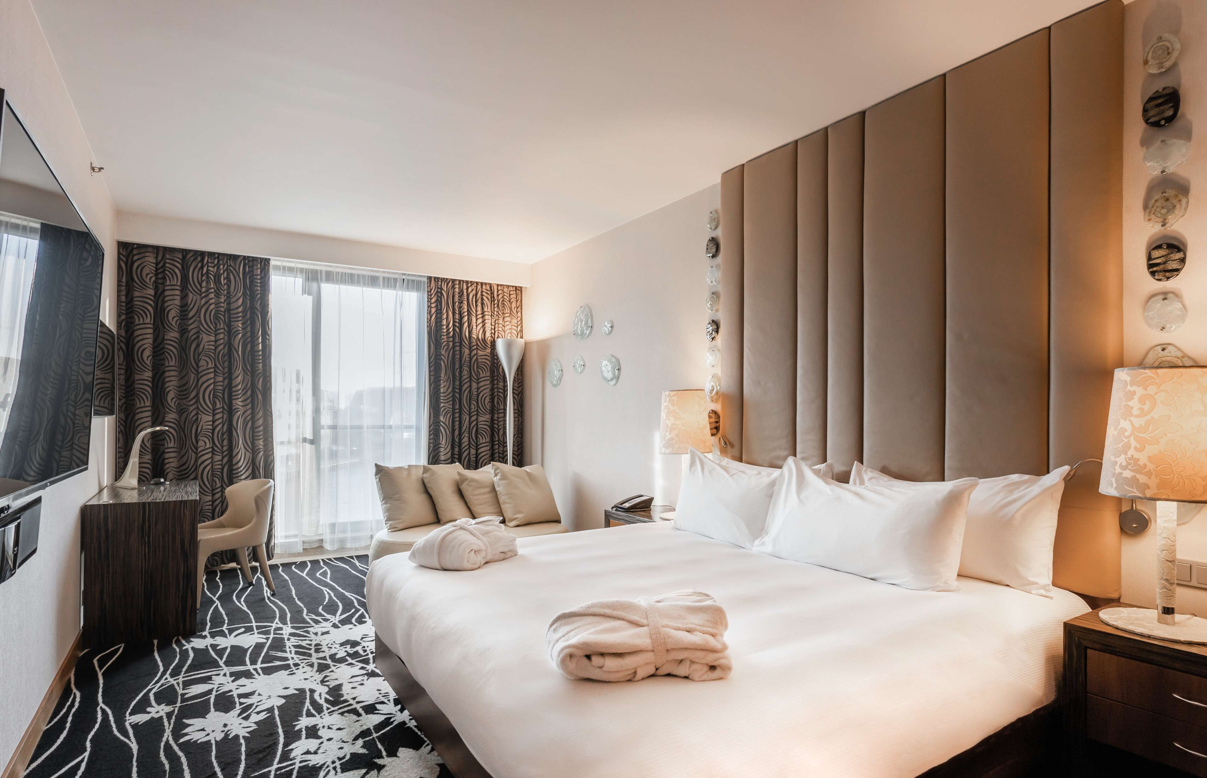 Suite Présidentielle | Literie de qualité supérieure, minibar, coffres-forts dans les chambres