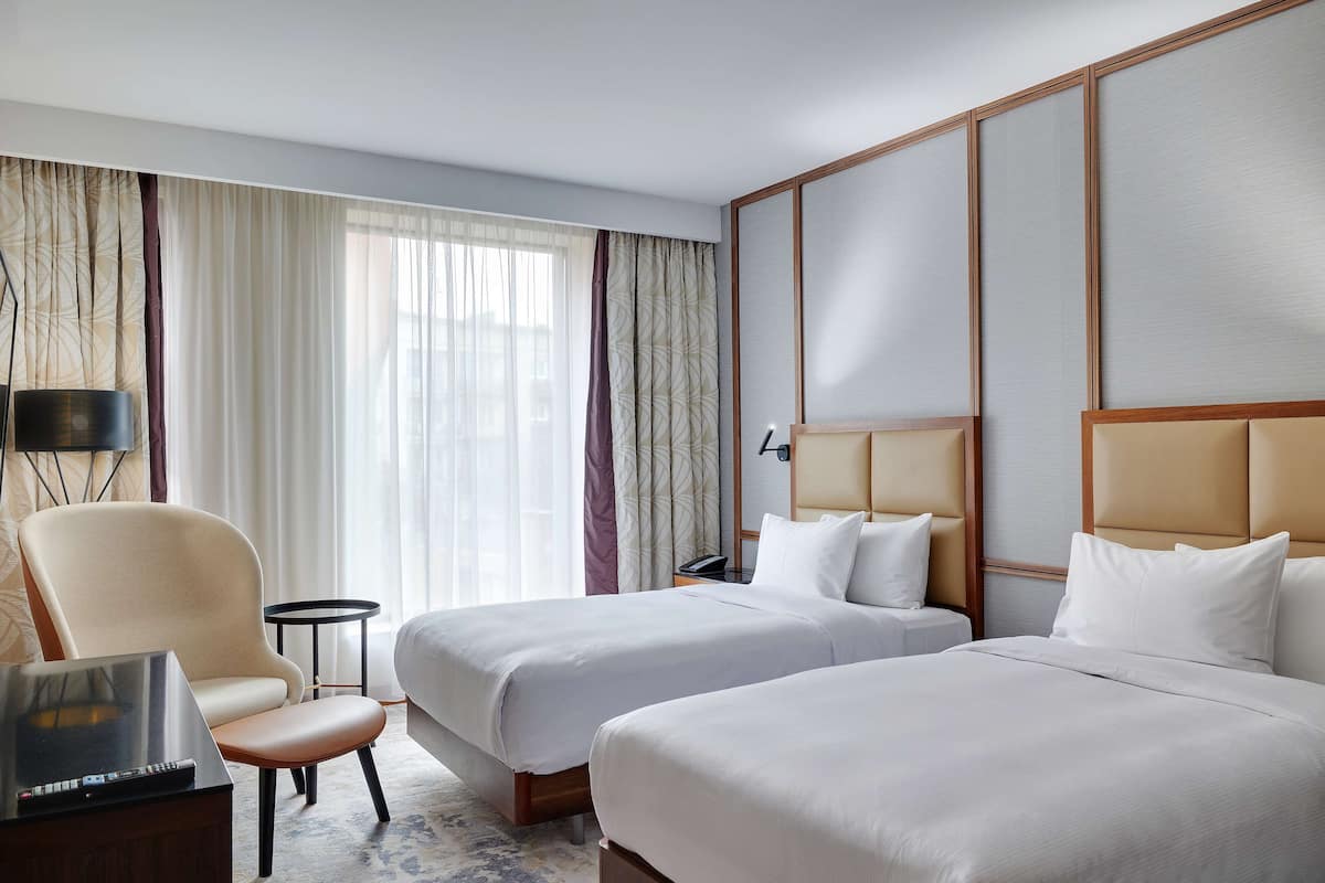 Hilton, gästrum med 2 enkelsängar | Sängtillbehör av högsta kvalitet och minibar