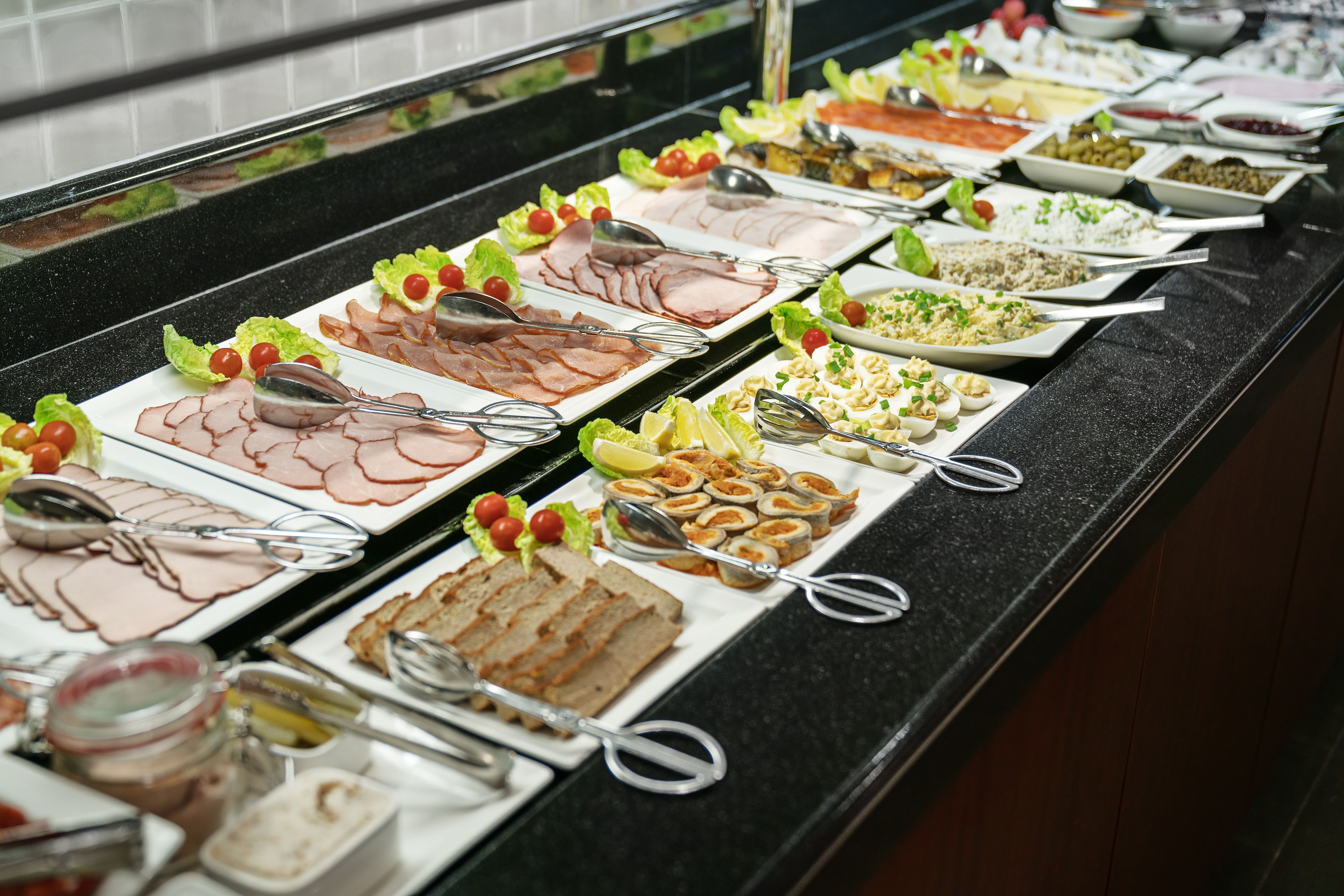 Ein reichhaltiges Buffet mit verschiedenen Speisen und Besteck.