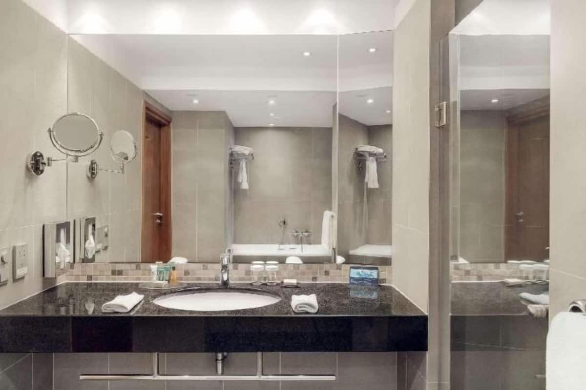 Baño | Artículos de higiene personal gratuitos, secador de pelo y albornoces