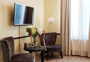 Chambre Standard, 1 grand lit | Coin séjour | Télévision à écran plat de 40 pouces avec chaînes par satellite