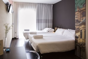 Coffres-forts dans les chambres, bureau, fer et planche à repasser