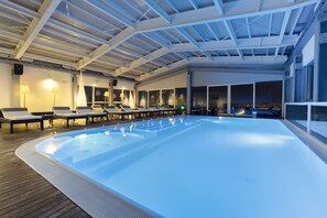 Indoor pool, sun loungers - Hotel Horizon (Montegranaro)