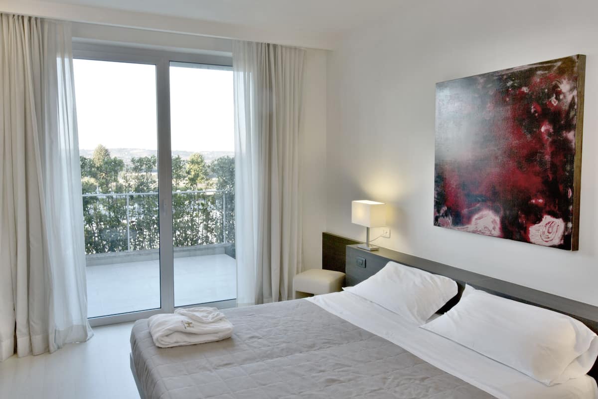 Hochwertige Bettwaren, Betten mit Memory-Foam-Matratzen, Minibar