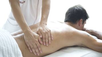 En massagebehandling i gang.