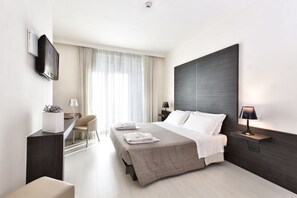 高档床上用品、记忆海绵床垫、迷你吧、客房内保险箱